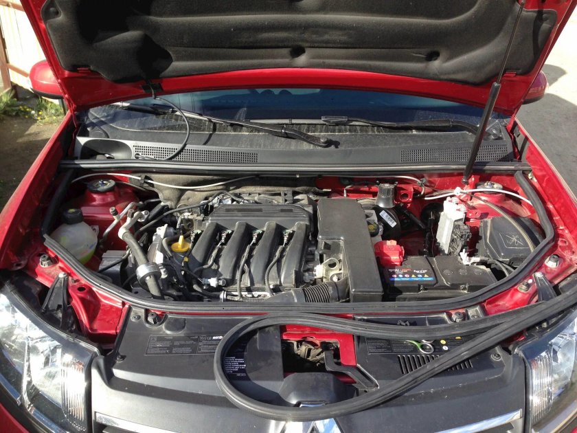 Подкапотка Рено Логан