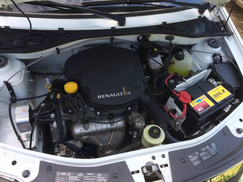 Моторный отсек Рено Логан 1.6