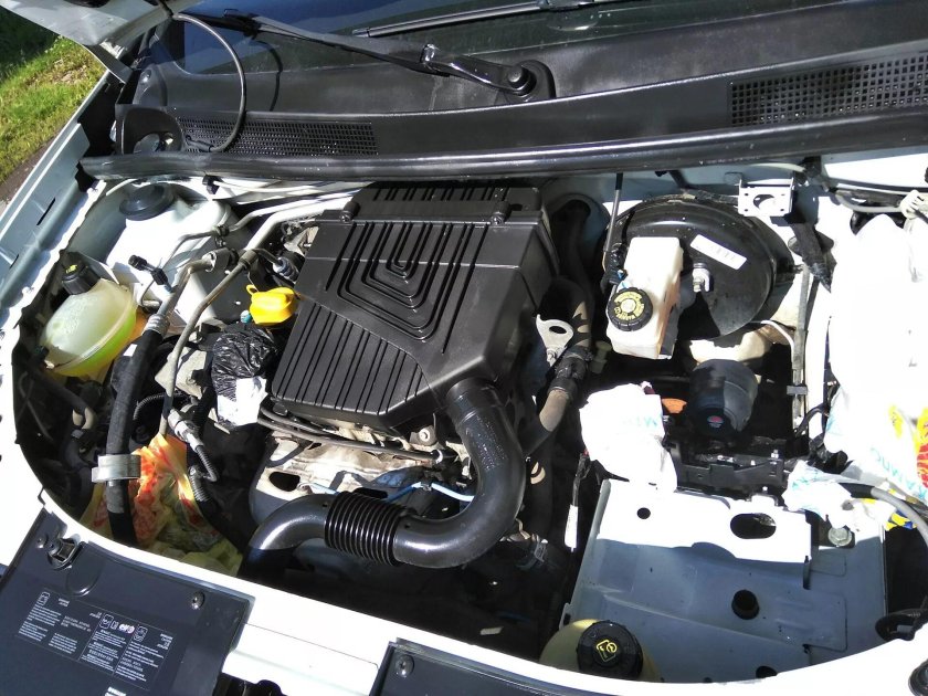 Подкапотка Рено Логан