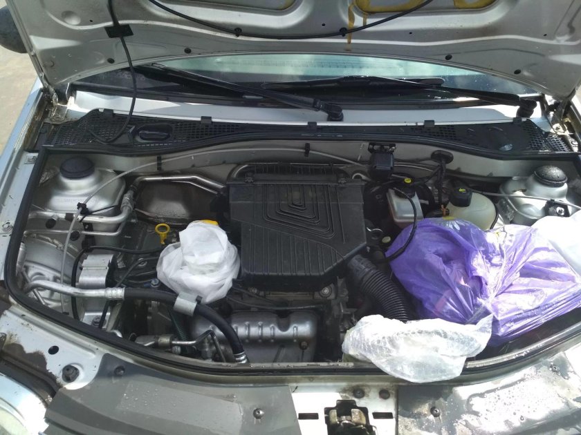 Подкапотка Рено Логан 2