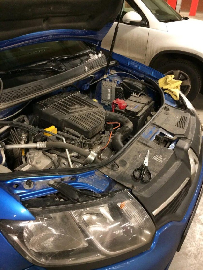 Рено Логан 2 подкапотное