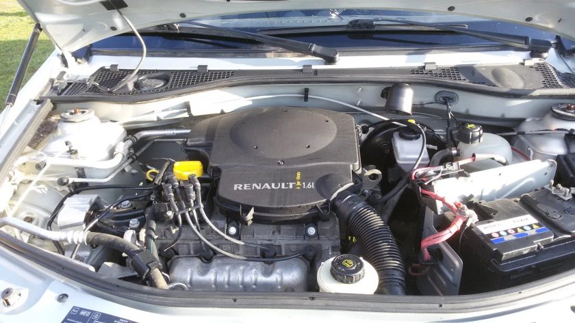 Моторный отсек Рено Логан 1.4