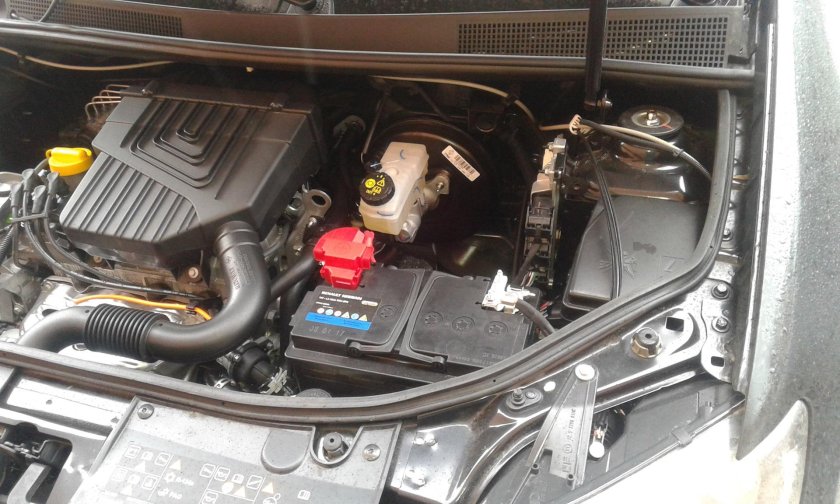 Рено Сандеро 1.6 подкапотка