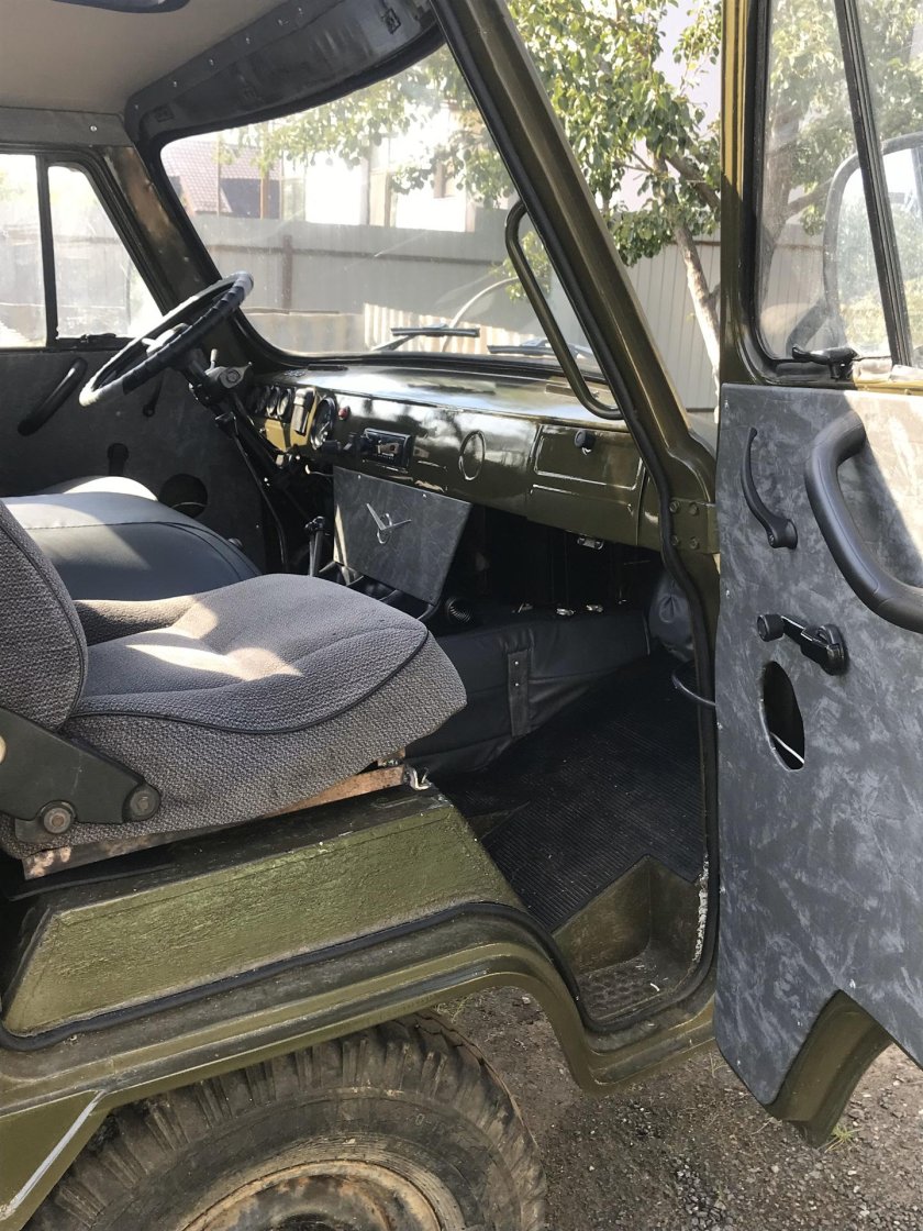 УАЗ 3303 кабина внутри