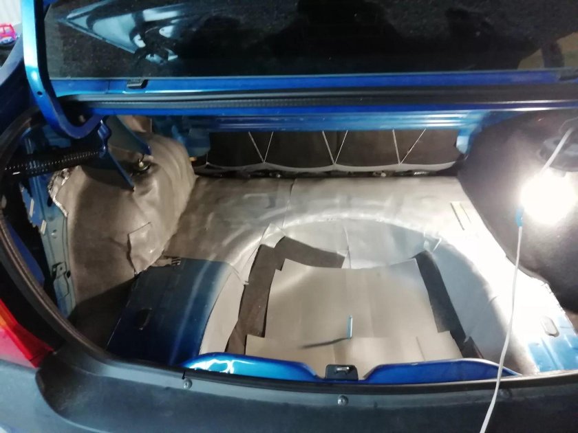 Рено Логан 1 багажник внутри