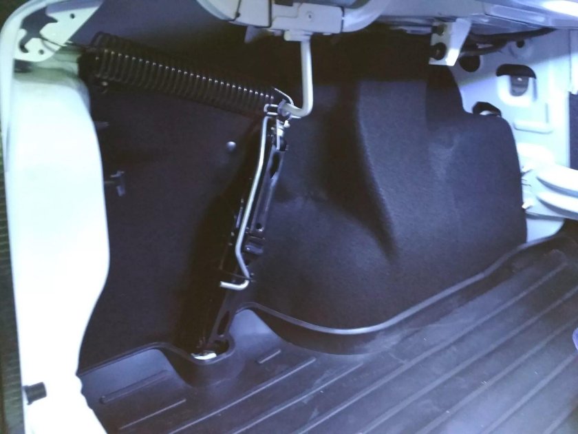 Обшивка багажника Рено Логан 2