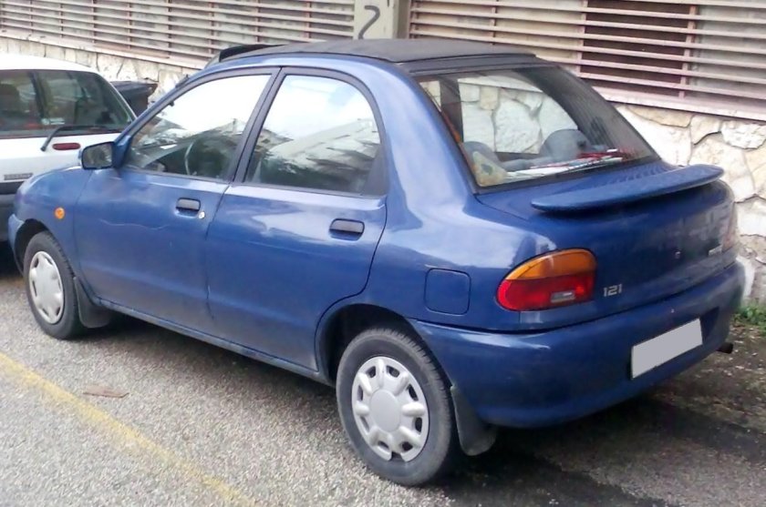 Mazda 121 седан