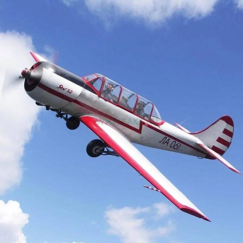 Самолет як-52