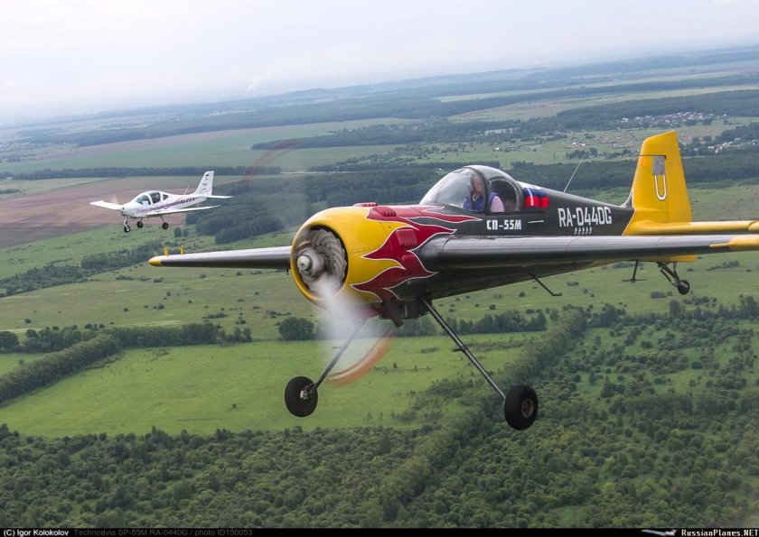 Моторный самолет