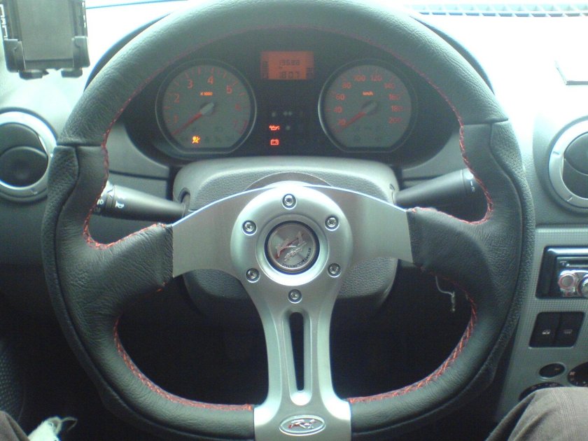 Спортивный руль Рено Логан 1