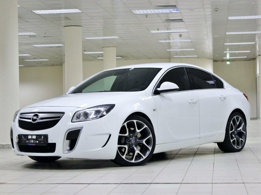 Opel Insignia белая