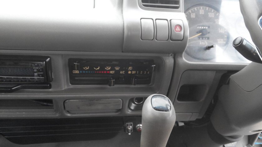 Isuzu Elf салон