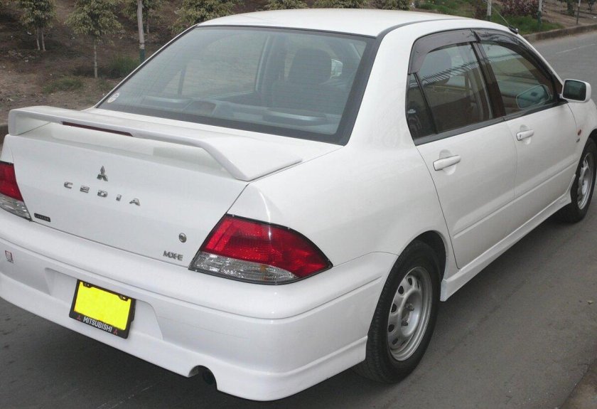 Mitsubishi Lancer 9 Cedia