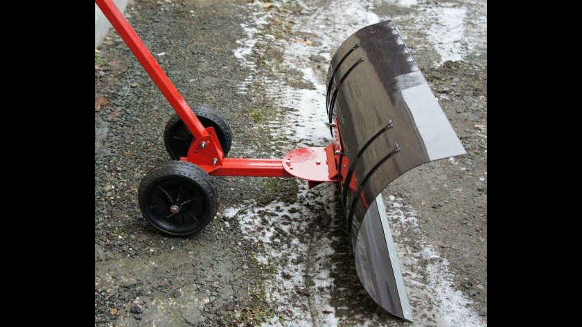 Лопата скребок для снега на колесах Hecht 661 gt