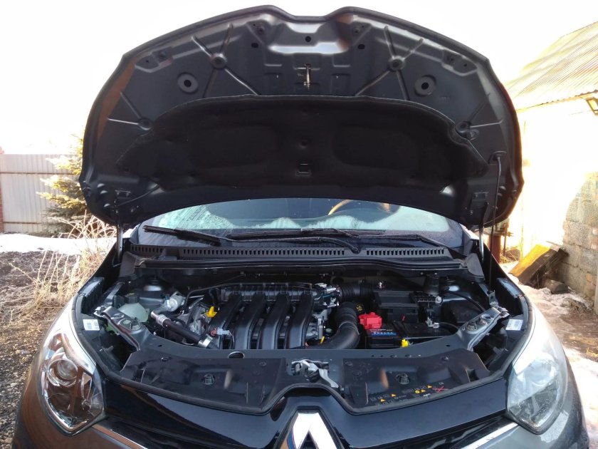 Рено Каптур моторный отсек