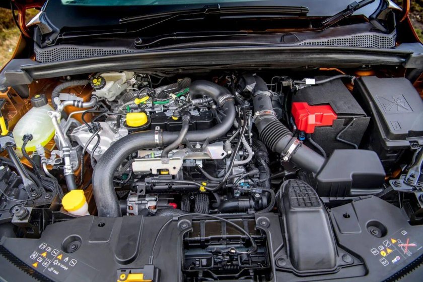 Моторный отсек Рено Каптур 2.0