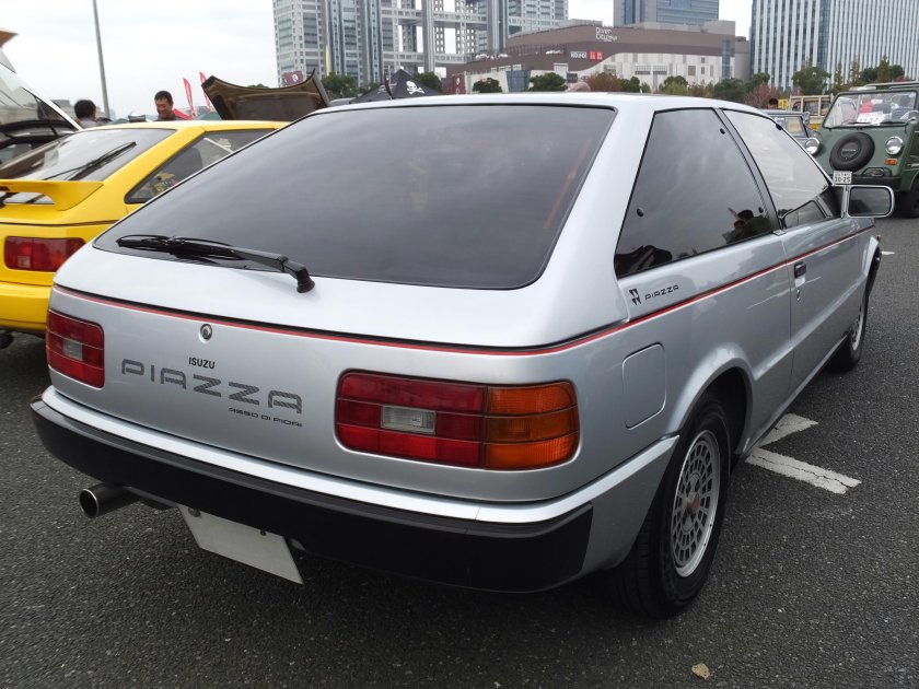 Исузу Пиаза 1993