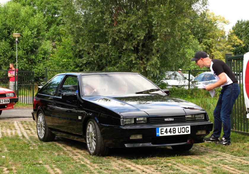 Исузу Пиаза 1993