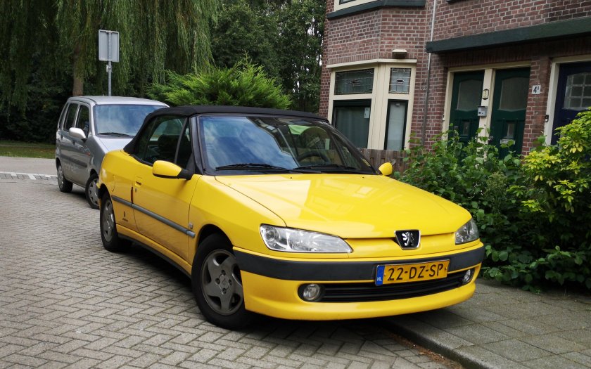 Пежо желтая