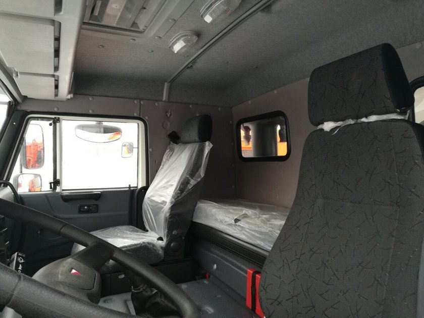 КАМАЗ 6520 со спальником салон