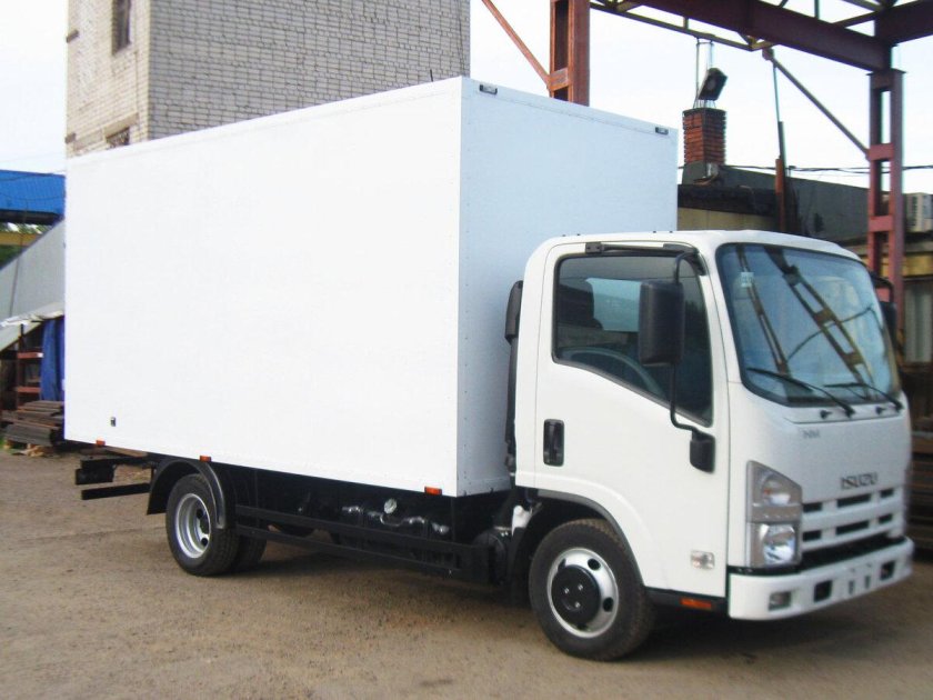 Isuzu NMR 85h (промтоварный фургон)