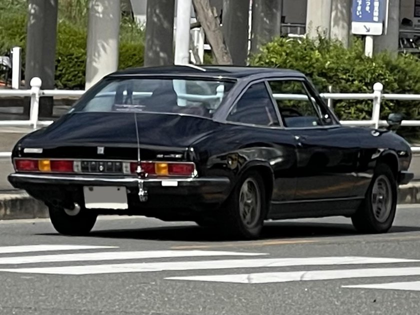 1:24 Isuzu 117 Coupe Middle xe old Emblem 1973