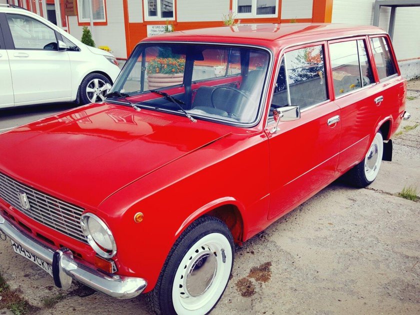 Красная Жигули ВАЗ 2102