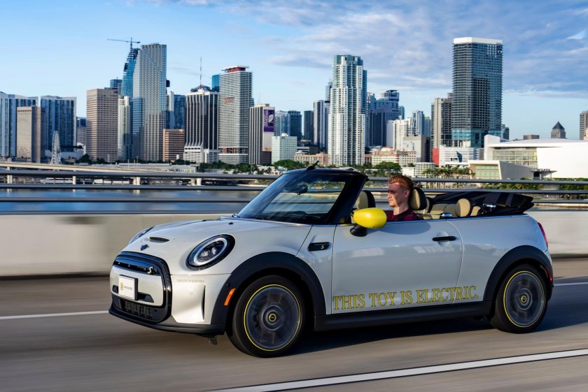 Мини Купер se электромобиль