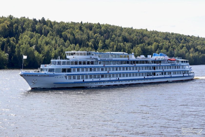 Теплоход Василий Суриков фото