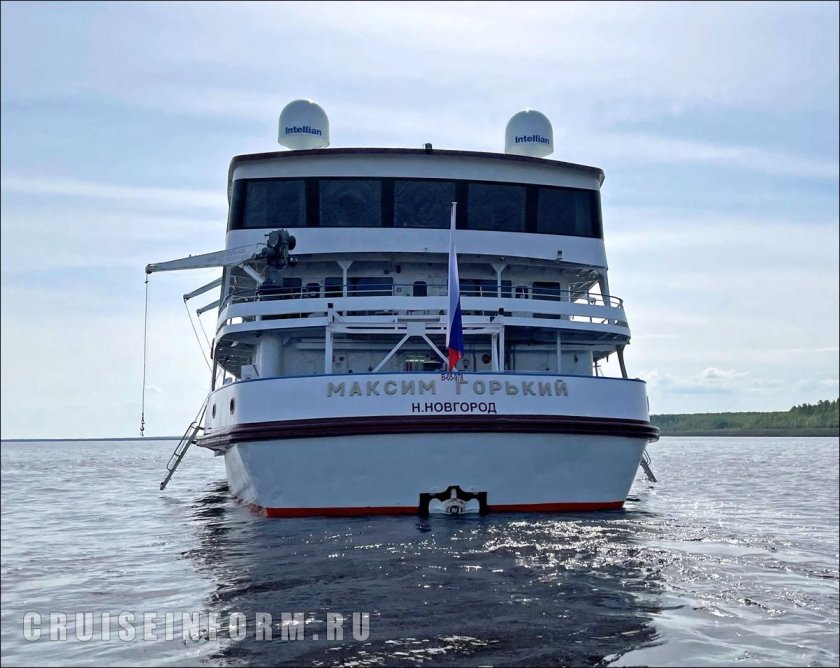 Теплоход Максим Горький на Енисее
