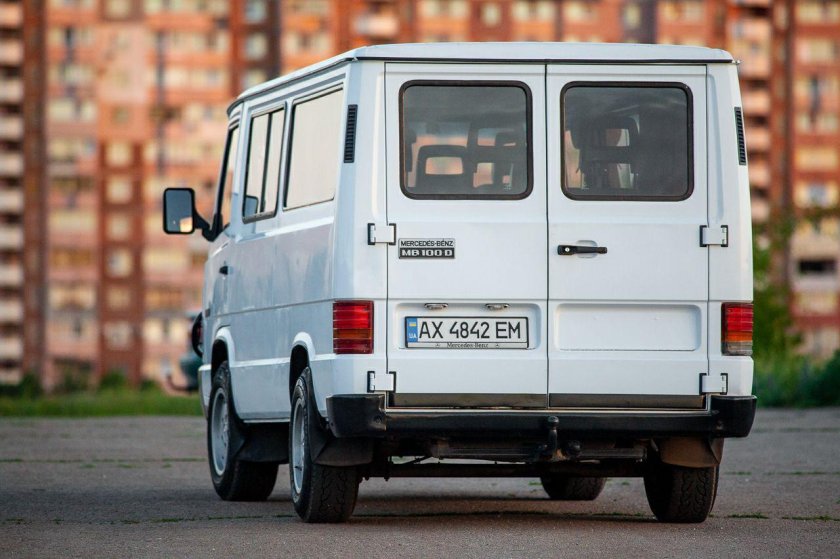 Мерседес-Бенц mb100d