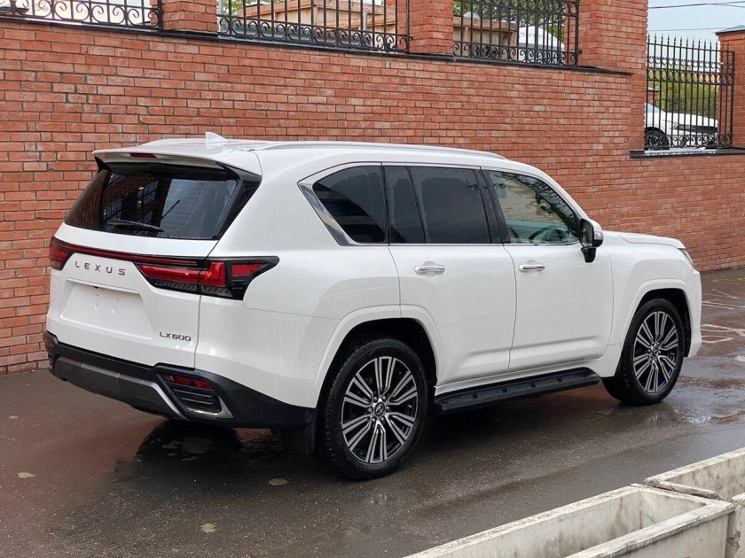 Lexus LX 600 белый