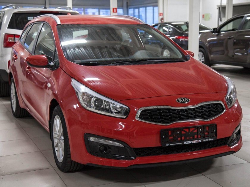 Красная Киа СИД универсал 2017