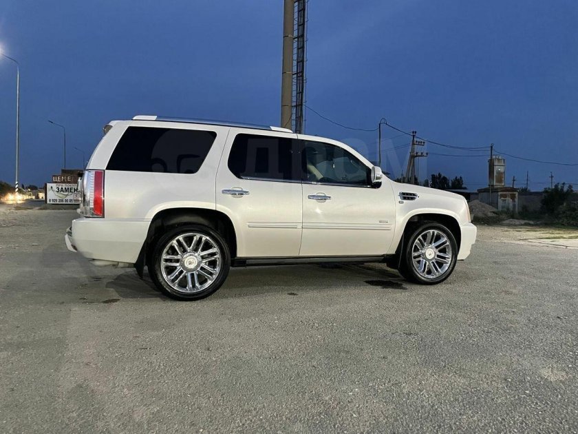 Кадиллак Эскалейд 2008 белый