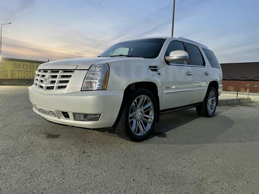 Кадиллак Эскалейд 2008 белый