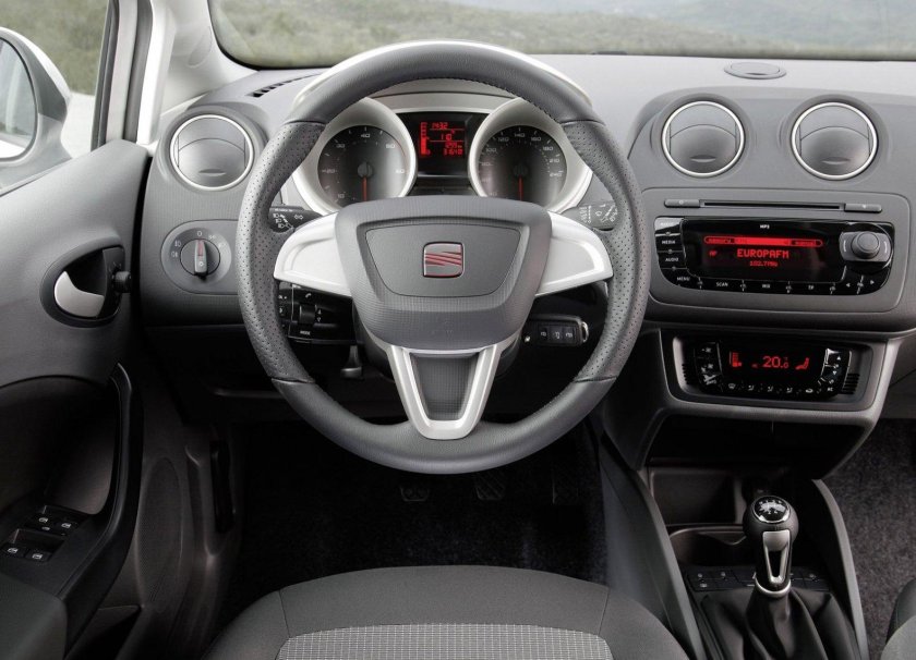 Seat Ibiza 2011 салон