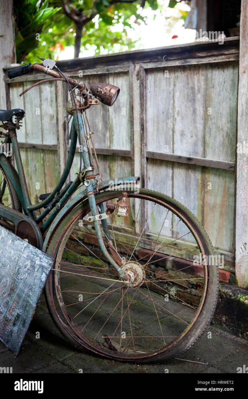 Старый Ржавый велосипед