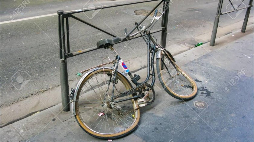 Старый сломанный велосипед