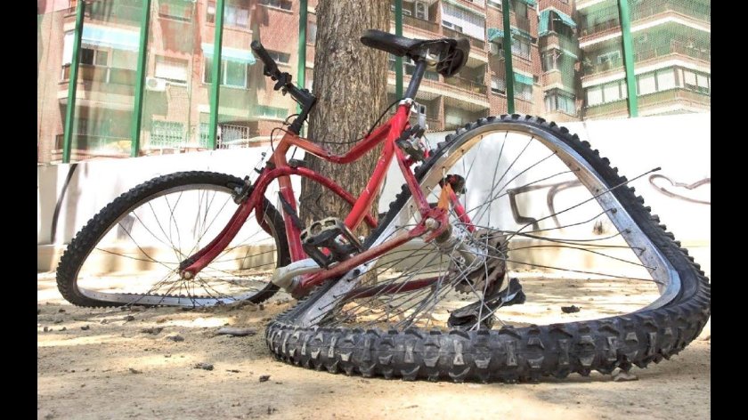 Поломанный велосипед