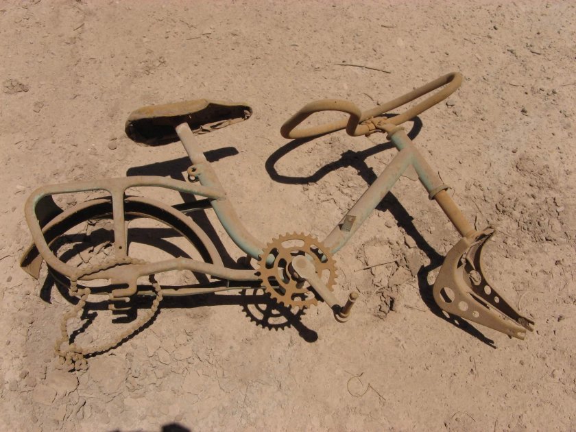 Старый сломанный велосипед