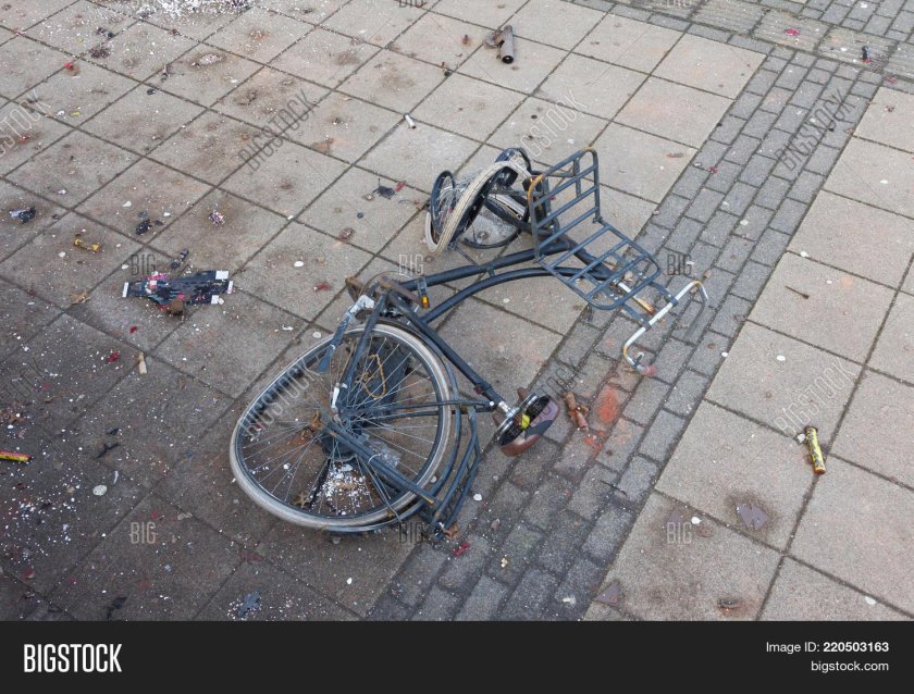 Старый сломанный велосипед