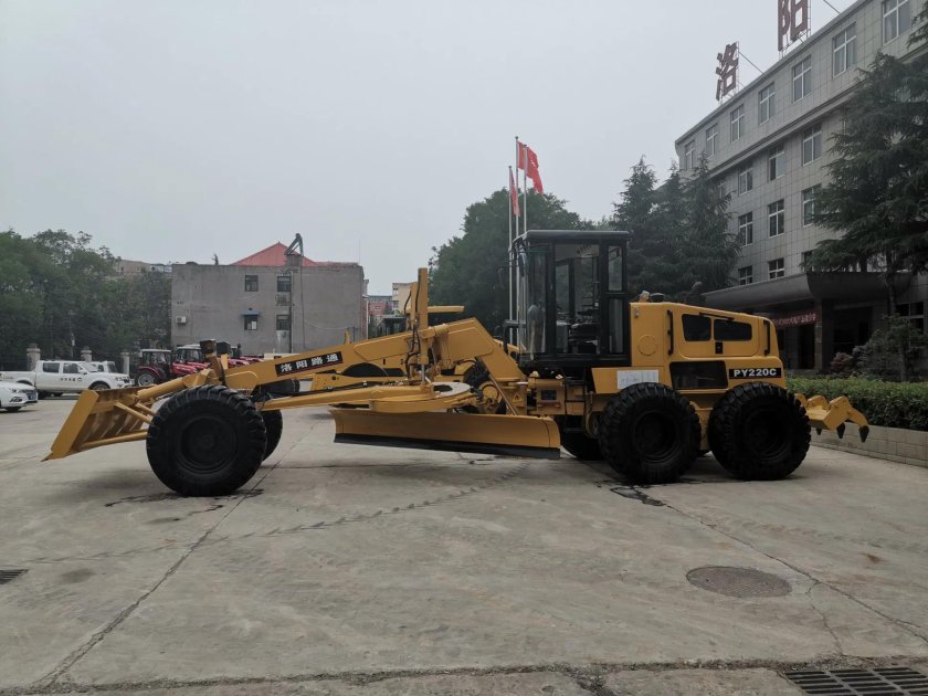Грейдер самоходный