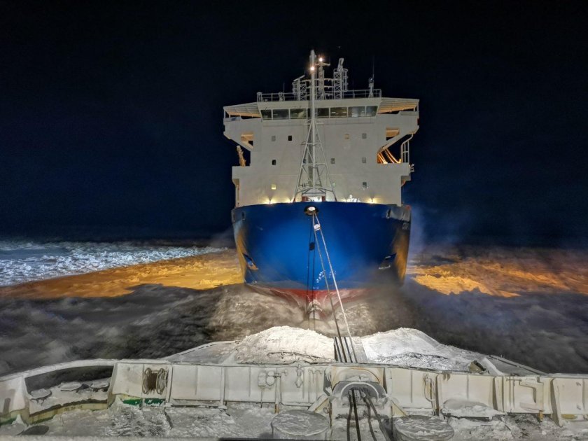 Ледокол в шторм
