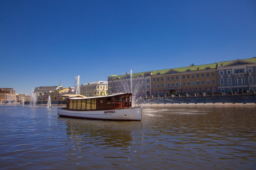 Ласточка катер на Москве реке