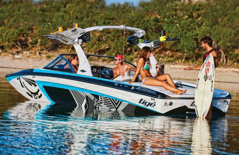 Катер для вейкборда