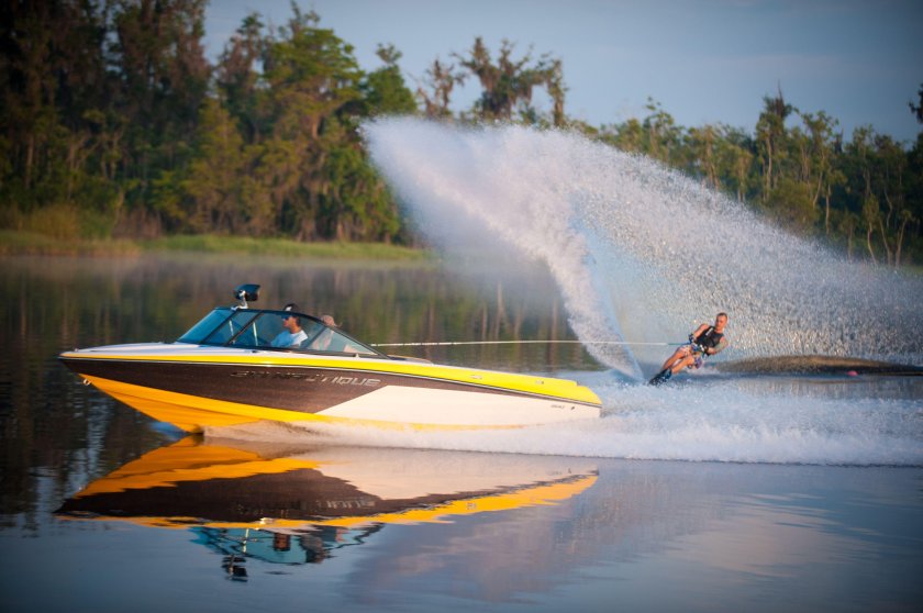 Катер для серфинга