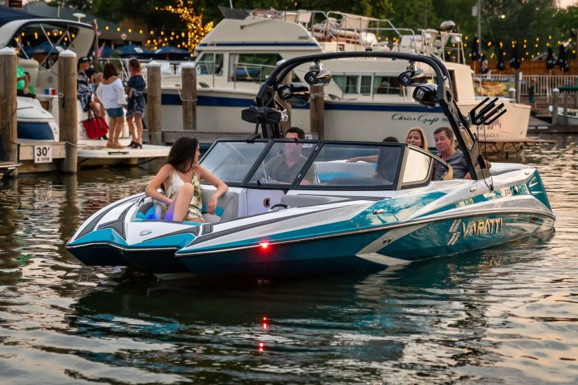 Лодка для вейкборда