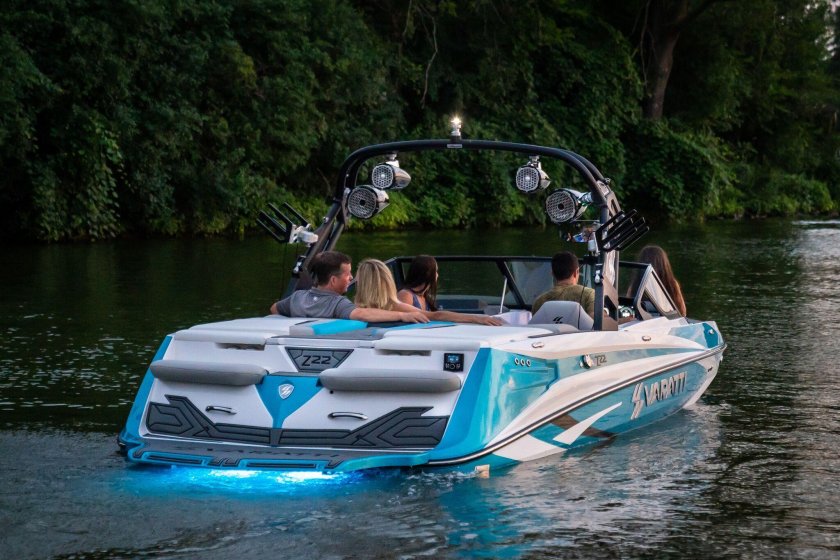 Лодка для вейкборда