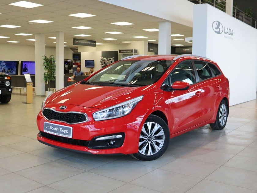 Kia Ceed универсал красный
