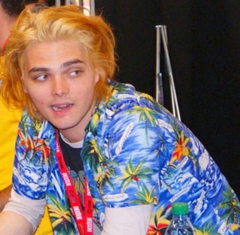 Джерард Уэй с желтыми волосами